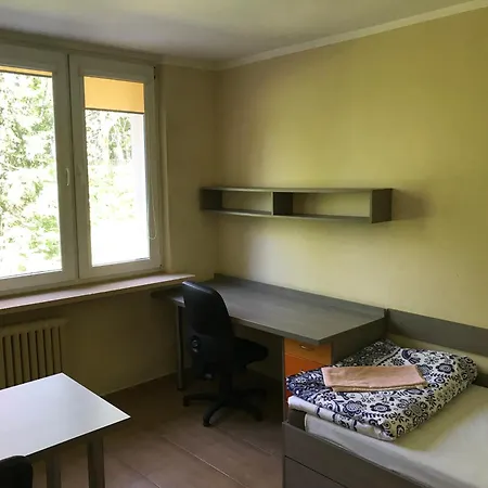 Dom Studenta Pod Jeleniem アパートホテル