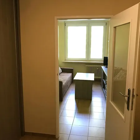 Dom Studenta Pod Jeleniem アパートホテル イェレニャ・グーラ