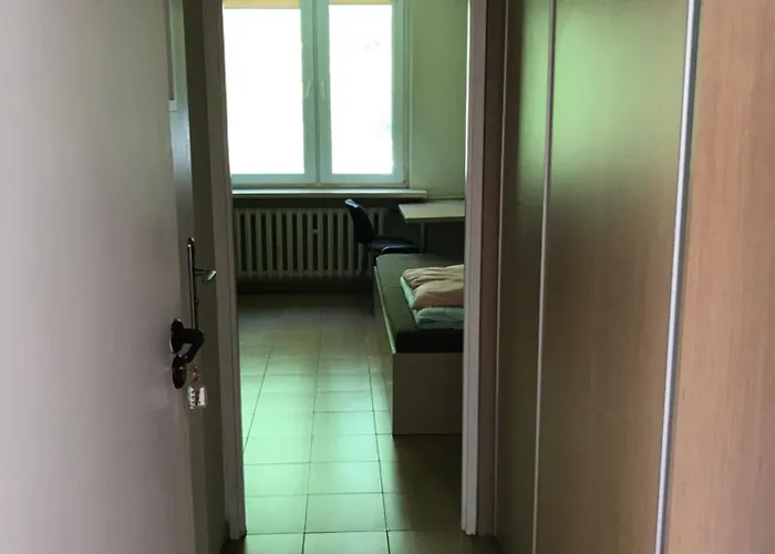 Dom Studenta Pod Jeleniem 아파트호텔 3*