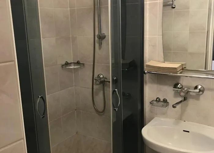 Dom Studenta Pod Jeleniem 아파트호텔 3*